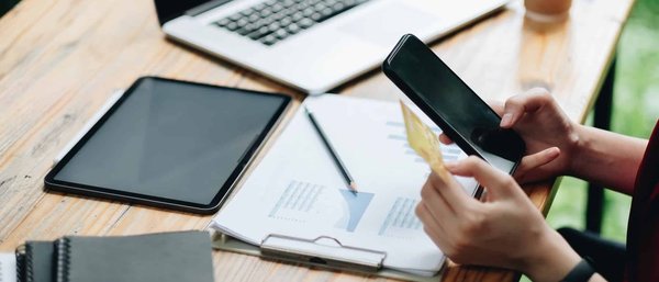 Banques pros mobiles : quelles sont les différences avec les banques traditionnelles ?